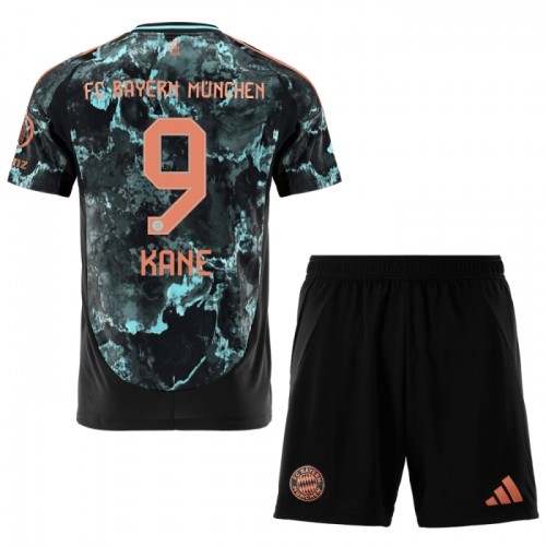 Divisa FC Bayern Monaco Kane 9 Secondo 2024-25 Maniche Corte - Bambino Divisa FC Bayern Monaco Kane 9 Secondo 2024-25 Maniche Corte - Bambino